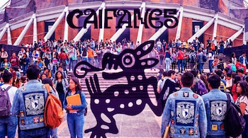 Vista de estudiantes en escaleras de un edificio, algunos con mochilas y chaquetas. Logotipos "Caifanes" y un símbolo prehispánico se superponen en la escena.