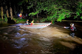 Entre las personas evacuadas se encuentran adultos, niños y familias con sus mascotas, quienes han sido trasladados a casas de familiares o a los albergues que se han habilitado. (Infobae Centroamérica/Cortesía Cruz Roja Costarricense y Bomberos Costa Rica)