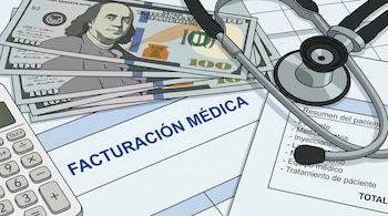 Billetes de cien dólares estadounidenses, un estetoscopio, una calculadora y documentos con las palabras "Facturación Médica" y "Resumen del paciente".