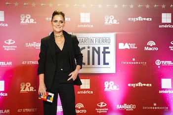 Pietra complementó con un collar