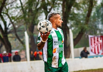 El futbolista Jonathan Trejo debió recibir asistencia médica luego del episodio ocurrido durante el partido