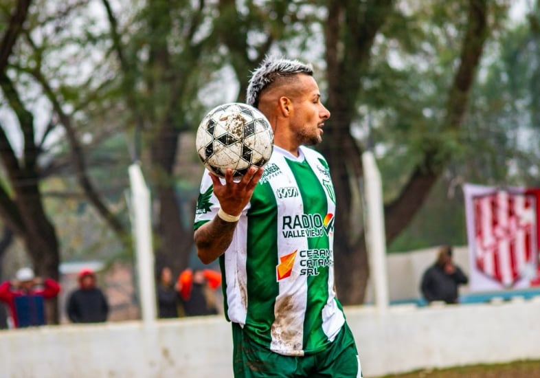 El futbolista Jonathan Trejo debió recibir asistencia médica luego del episodio ocurrido durante el partido