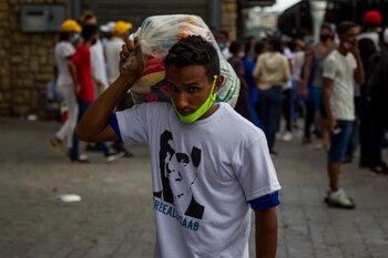 Un joven carga al hombro