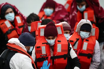 Migrantes desembarcan un barco de