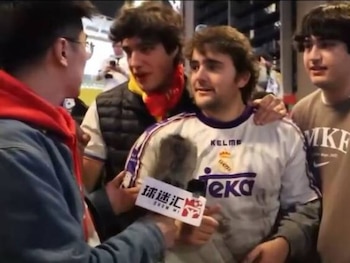 Los aficionados del Real Madrid, en la entrevista. (@Ma_WuKong)