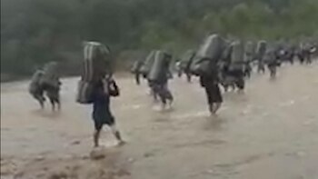 "Bagayeros" transportan mercadería ilegal por un paso clandestino en el departamento de Orán (2019)