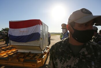 Personal militar recibe el cargamento