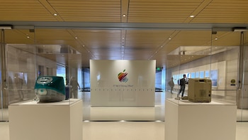 Apple abre una exposición por sus 50 años con iPhone y sus dispositivos históricos