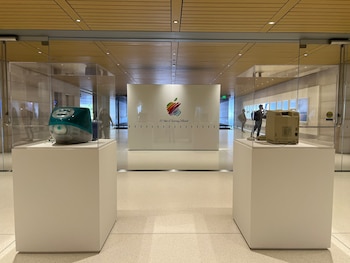 Apple celebra 50 años de innovación con una exposición histórica en Apple Park - crédito @AlSultan_Meriam/X