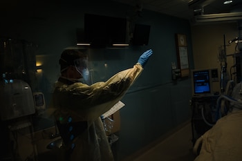 El padre Ryan Connors administra