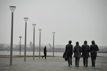 Un transeúnte cerca de la