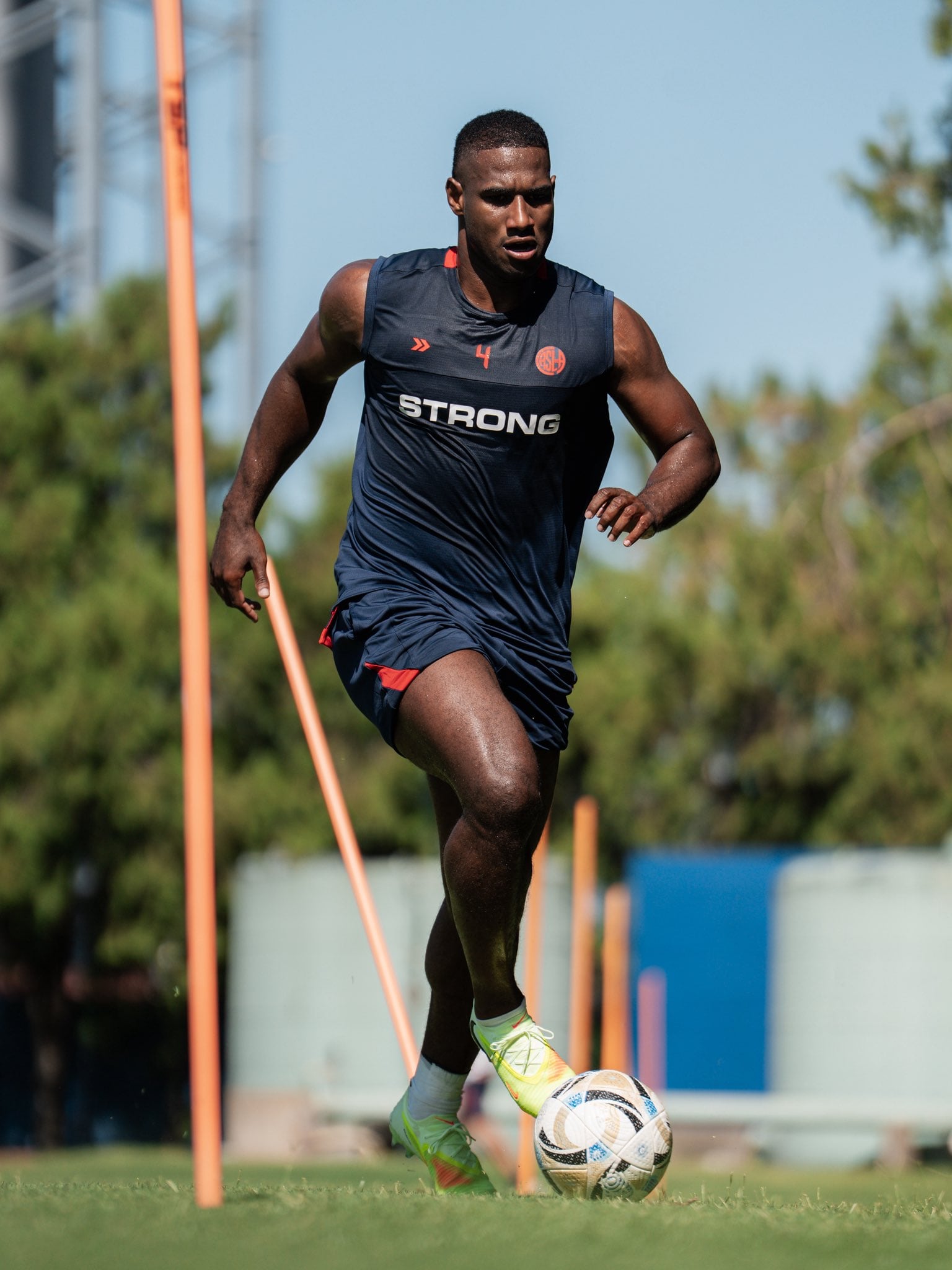 El colombiano Romaña es uno de los futbolistas que podrían dejar San Lorenzo