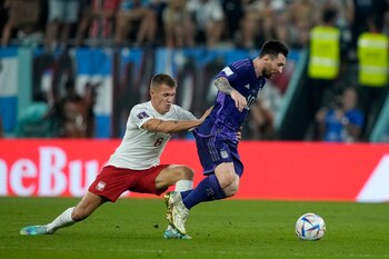 Messi supera a Damian Szymański,