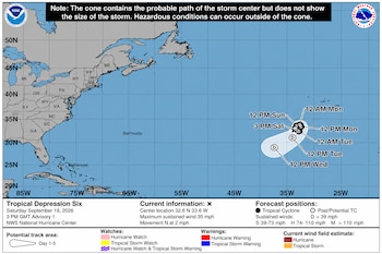Mapa del océano Atlántico con el cono de trayectoria de una depresión tropical e información del Centro Nacional de Huracanes.