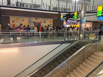 Insólito cruce de familiares argentinos y españoles en un local de comidas rápidas en el aeropuerto de Nueva York