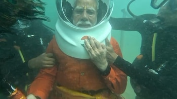 Narendra Modi rezó bajo el