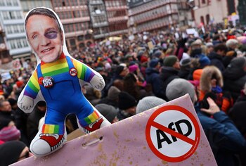 Un pancarta contra Bjoern Hoecke,