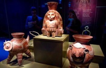 Personas asisten a la exposición