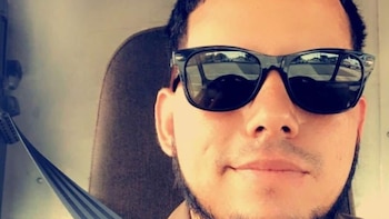 Era su primer día de