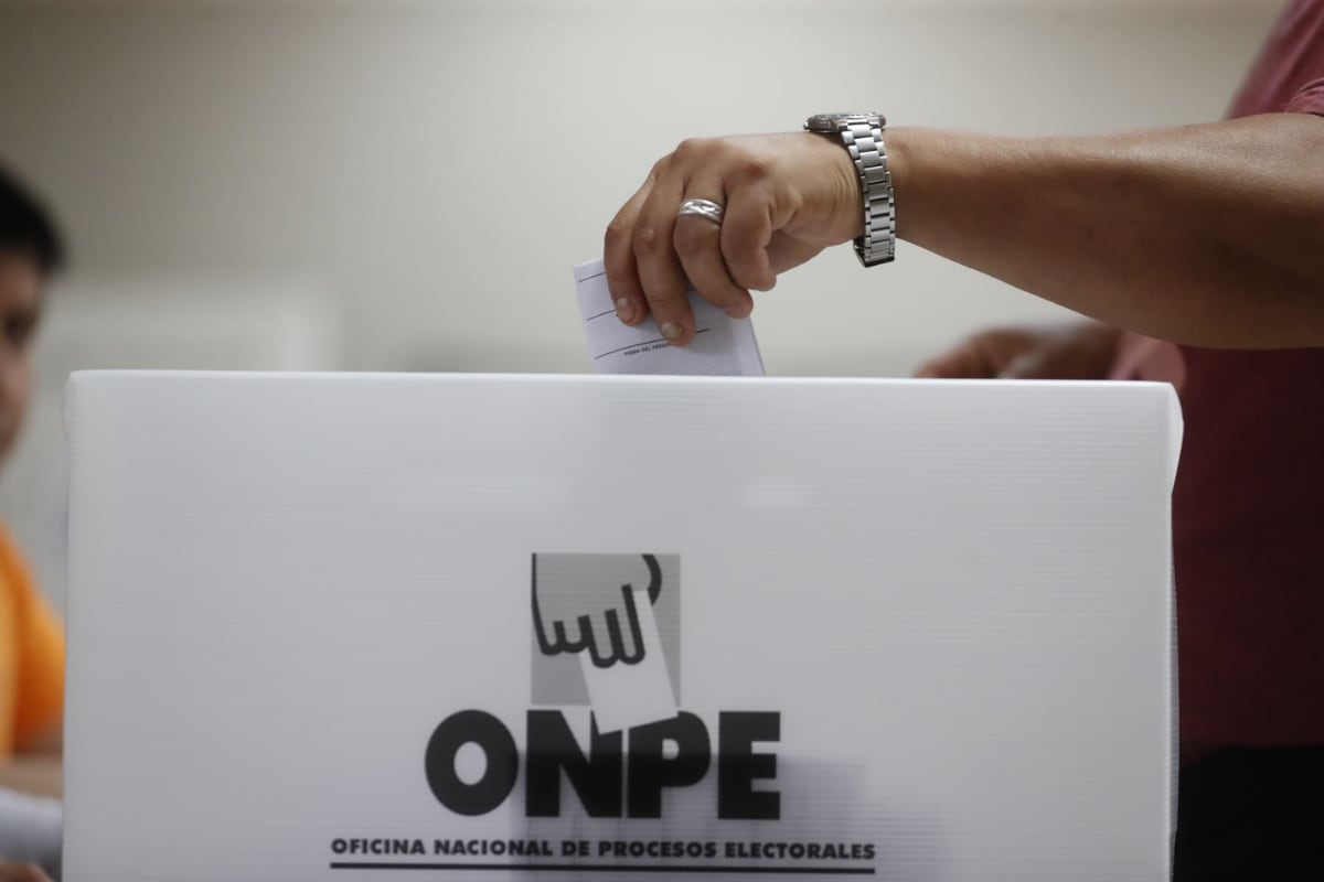 Ningún candidato presidencial supera el 50% en las encuestas, lo que anticipa una segunda vuelta casi asegurada para junio. Créditos: ONPE.