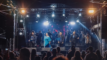 Nory Flores, la voz de Los Hermanos Flores, sorprendió en pleno vuelo rumbo a Coachella 2026