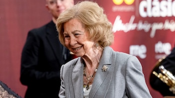 La prensa internacional tacha a la reina Sofía de “supersticiosa” al fijarse en sus joyas y su “significado simbólico”: “No ha abandonado cierto misticismo”