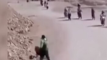 Chorrillos: Mujer patea a policía