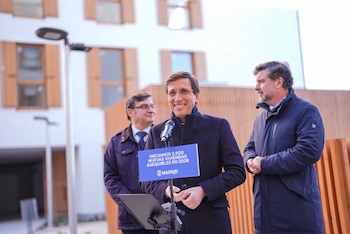 El alcalde José Luis Martínez-Almeida visitando una promoción de la EMVS