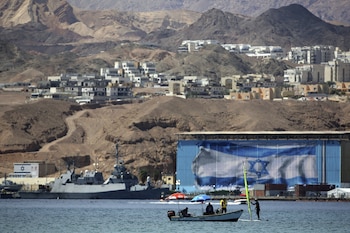 Foto archivo. Un barco navega