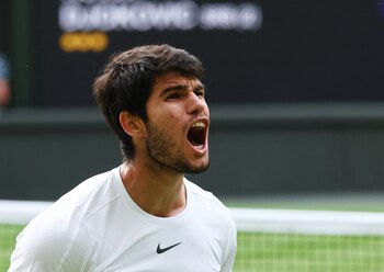 Carlos Alcaraz reacciona en la