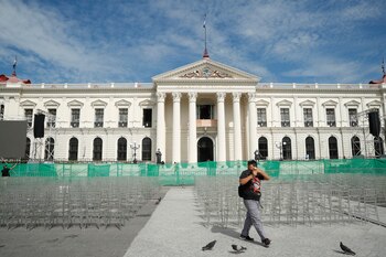 Un hombre camina frente al
