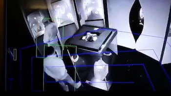 Un hombre fuerza la vitrina