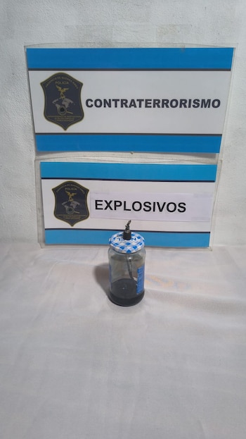 En el domicilio secuestraron un frasco de vidrio con líquido inflamable y un mechero artesanal listo para ser utilizado