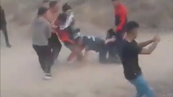 Las imágenes de la brutal paliza que sufrió un grupo de policías cordobeses en el clásico de Villa Carlos Paz