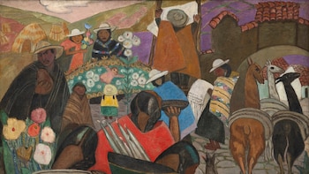 Pintura colorida de una feria. Muestra personas con sombreros y ponchos, llamas con carga, un perro, cestas, flores, chozas y edificios con techos rojos