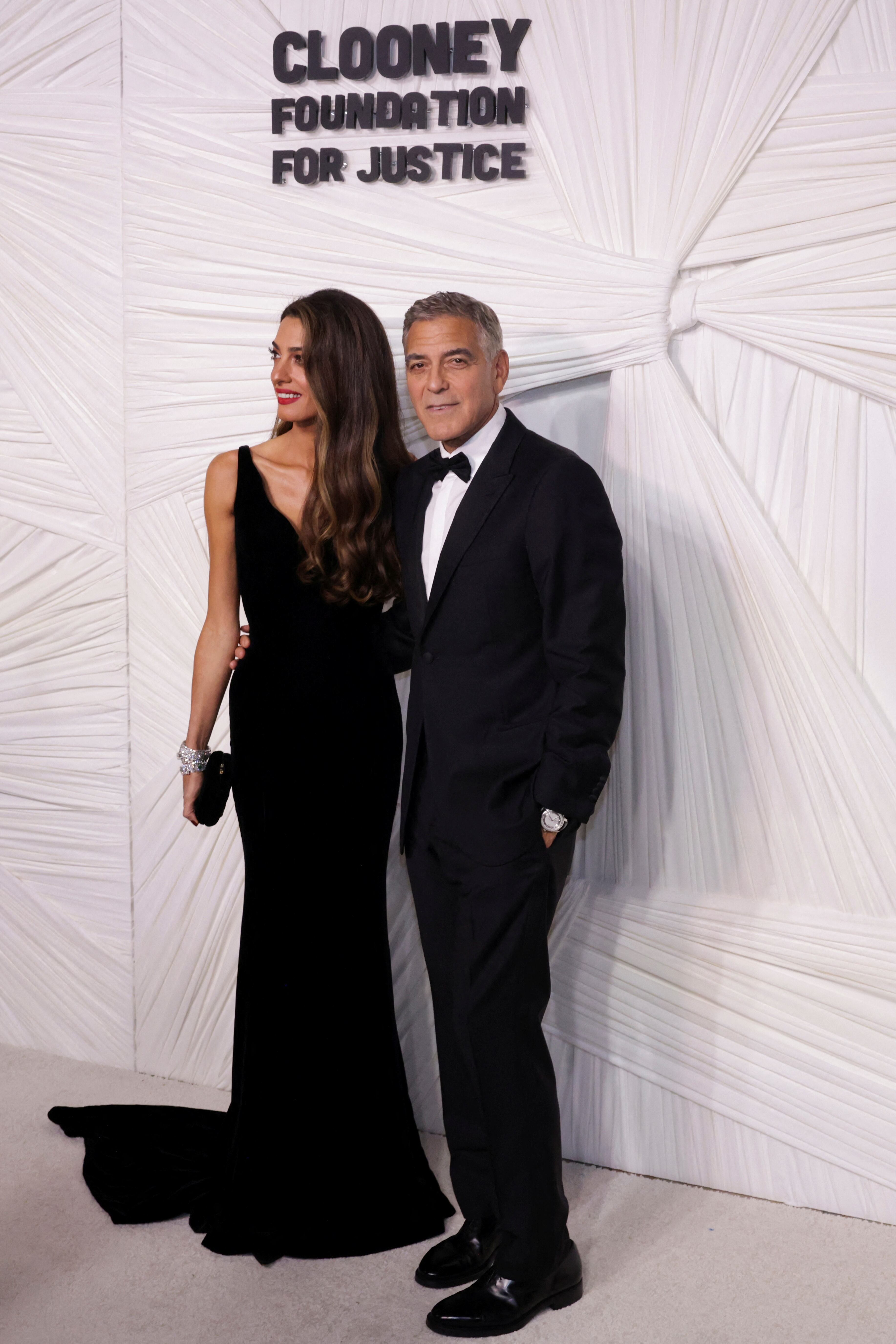 Fundación Clooney 2024: Amal en terciopelo negro y George con reloj metálico (REUTERS/Kent J Edwards)