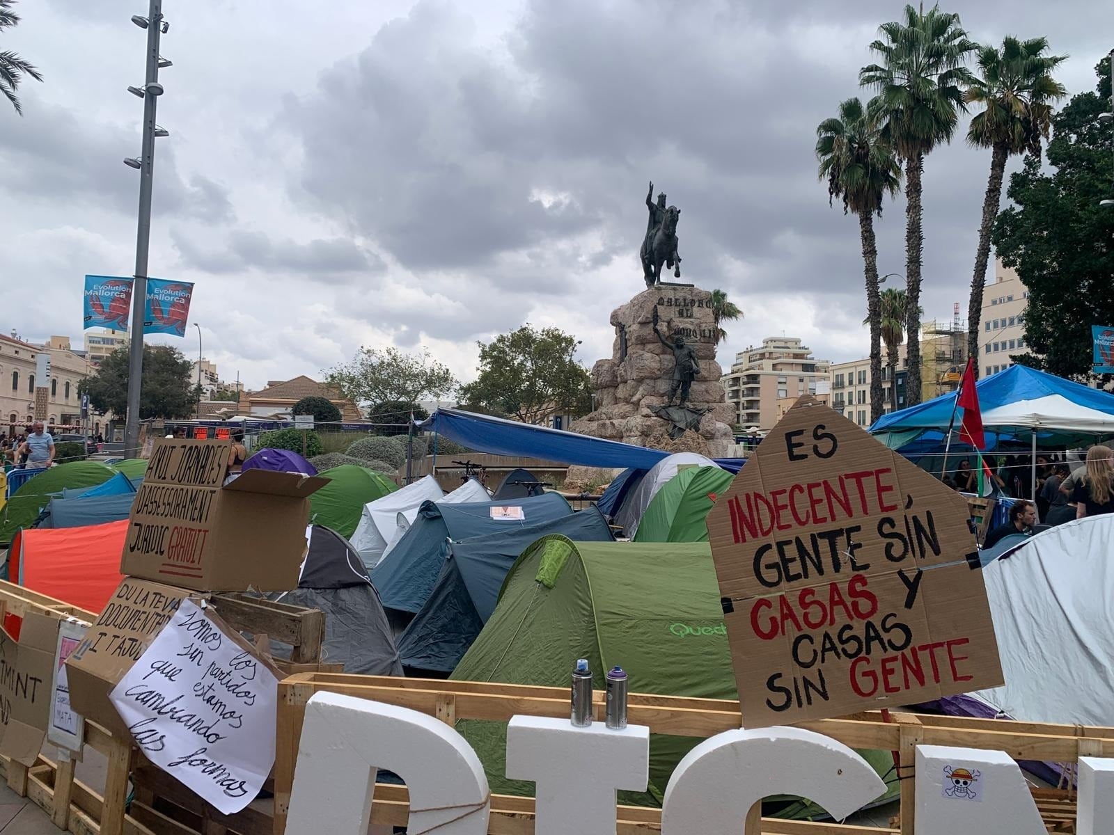 Acampada por la vivienda en la plaza de España de Palma. (Europa Press)