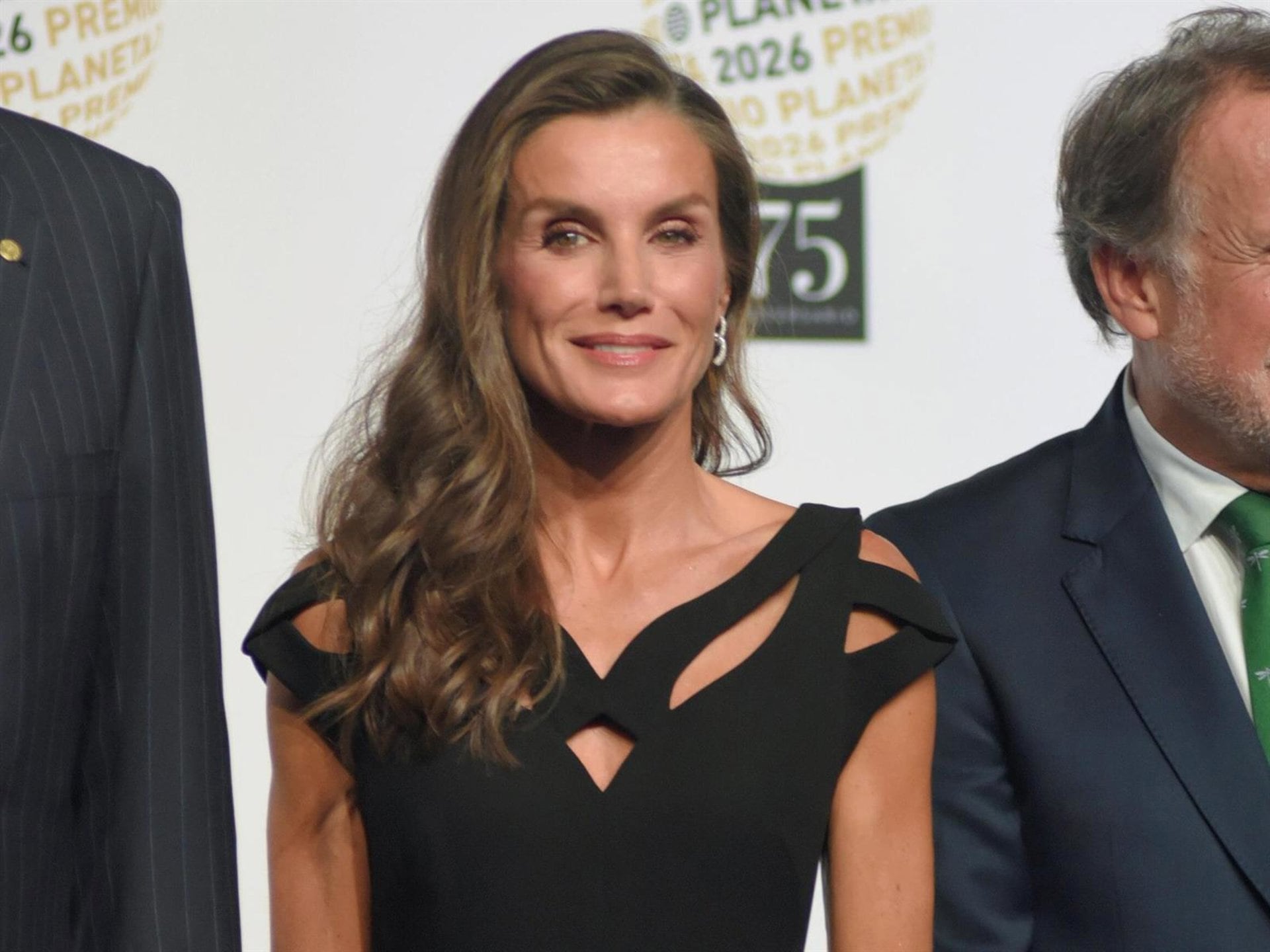 16/10/2026 La Reina Letizia ha deslumbrado en la entrega del Premio Planeta.Tras presidir el desfile de las Fuerzas Armadas el pasado 12 de octubre junto a la Princesa Leonor y la Infanta Sofía y la posterior recepción en el Palacio Real por el Día de la Hispanidad, y su histórico primer viaje a Ceuta y Melilla este martes y miércoles -dándose un baño de masas y recibiendo un cariño del pueblo ceutí y melillense que tardarán mucho en olvidar-, los Reyes Felipe y Letizia han puesto el broche de oro a esta semana tan intensa como especial desplazándose a Barcelona para presidir un año más la entrega del Premio Planeta, que celebra su 75º aniversario.POLITICA EUROPA ESPAÑA SOCIEDAD