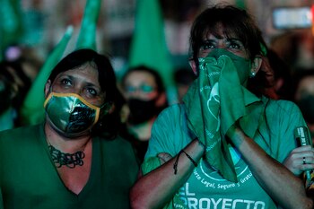 Manifestantes acampan afuera del Congreso a la espera de la votación en el Senado (EFE/Juan Ignacio Roncoroni)