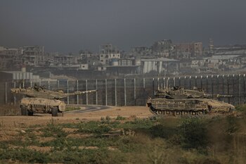 Tanques israelíes, cerca de la frontera entre Israel y Gaza, vistos desde el sur de Israel, el 14 de julio de 2024 (AP Foto/Tsafrir Abayov)