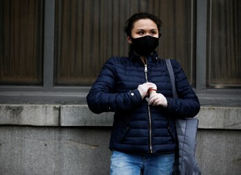 Una mujer se toma un