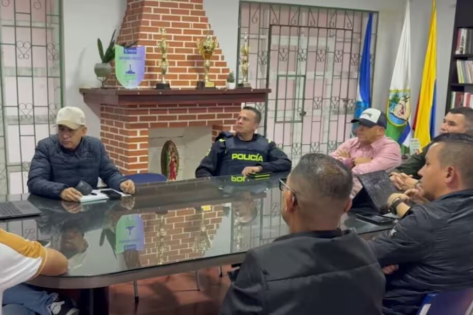 Un consejo extraordinario de seguridad decretó toque de queda para menores de edad entre las 10:00 p.m. y las 5:00 a.m. en todo Urrao - crédito X