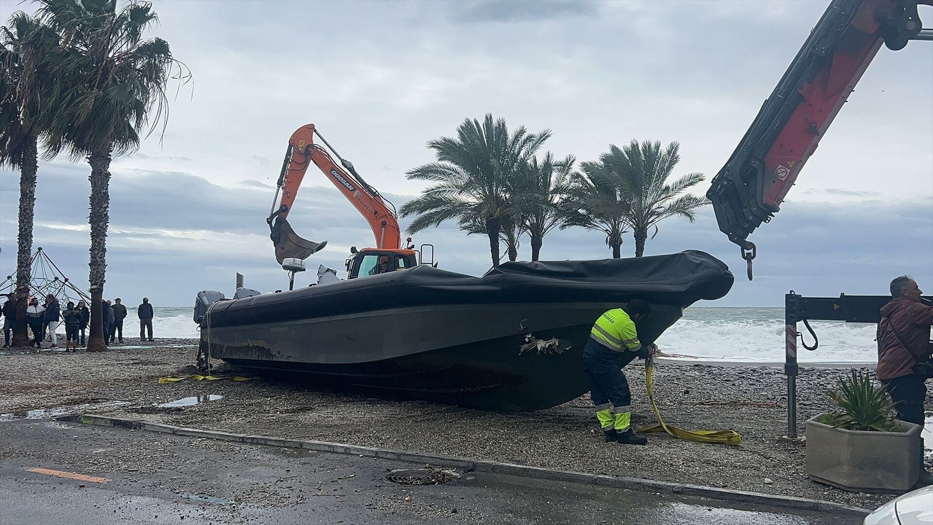 Narcolancha varada en la playa de la Herradura, en Almuñécar, Granada (Ayuntamiento de Almuñécar)
