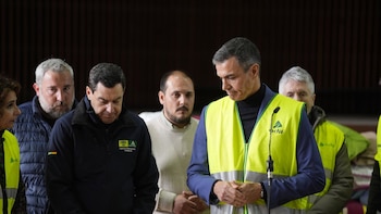 Sánchez habla con Moreno y dice que están desplegados todos los medios para extinguir el incendio en Los Gallardos