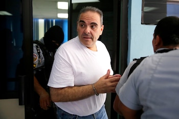 En la imagen, el expresidente de El Salvador Elías Antonio Saca (c) (2004-2009). EFE/Rodrigo Sura/Archivo