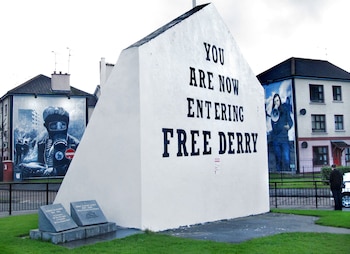 09/03/2021 El 'Free Derry Corner', escenario de varios episodios del conflicto armado irlandés, como la Batalla del Bogside y el Domingo Sangriento en las décadas de 1960 y 1970..
La Policía de Irlanda del Norte ha asegurado este martes que existe una pequeña escisión del ya desaparecido Ejército Republicano Irlandés Provisional (IRA, por sus siglas en inglés) que "continúa representando un peligro" para algunas de las zonas de ese territorio británico.
POLITICA EUROPA REINO UNIDO INTERNACIONAL
DEIRDRE HAMILL / ZUMA PRESS / CONTACTOPHOTO