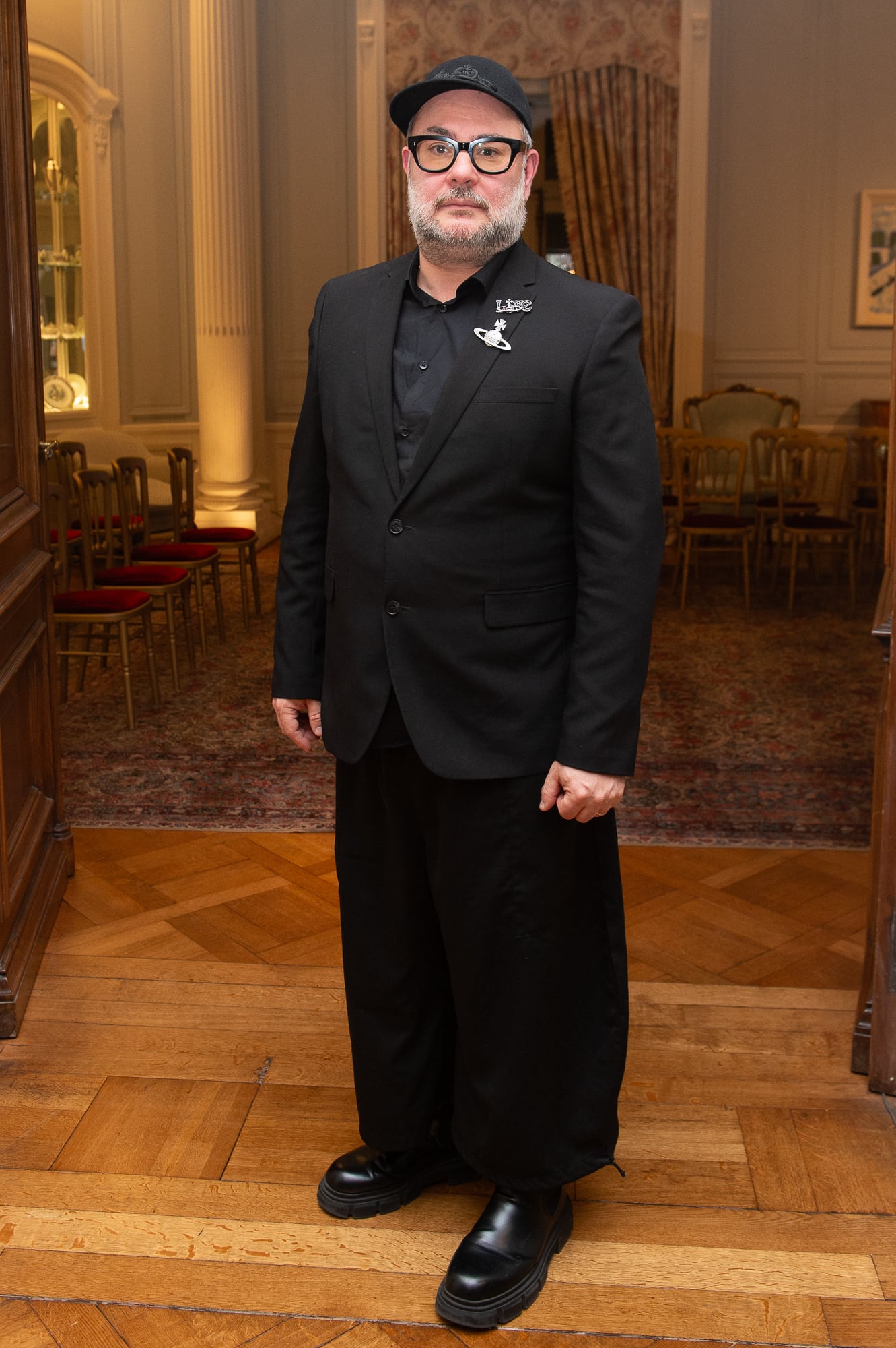 Rafa Peinador, director del Comité Internacional del British Hat Guild, viajó especialmente para participar como jurado y mentor de la iniciativa “Un tocado para la Reina”