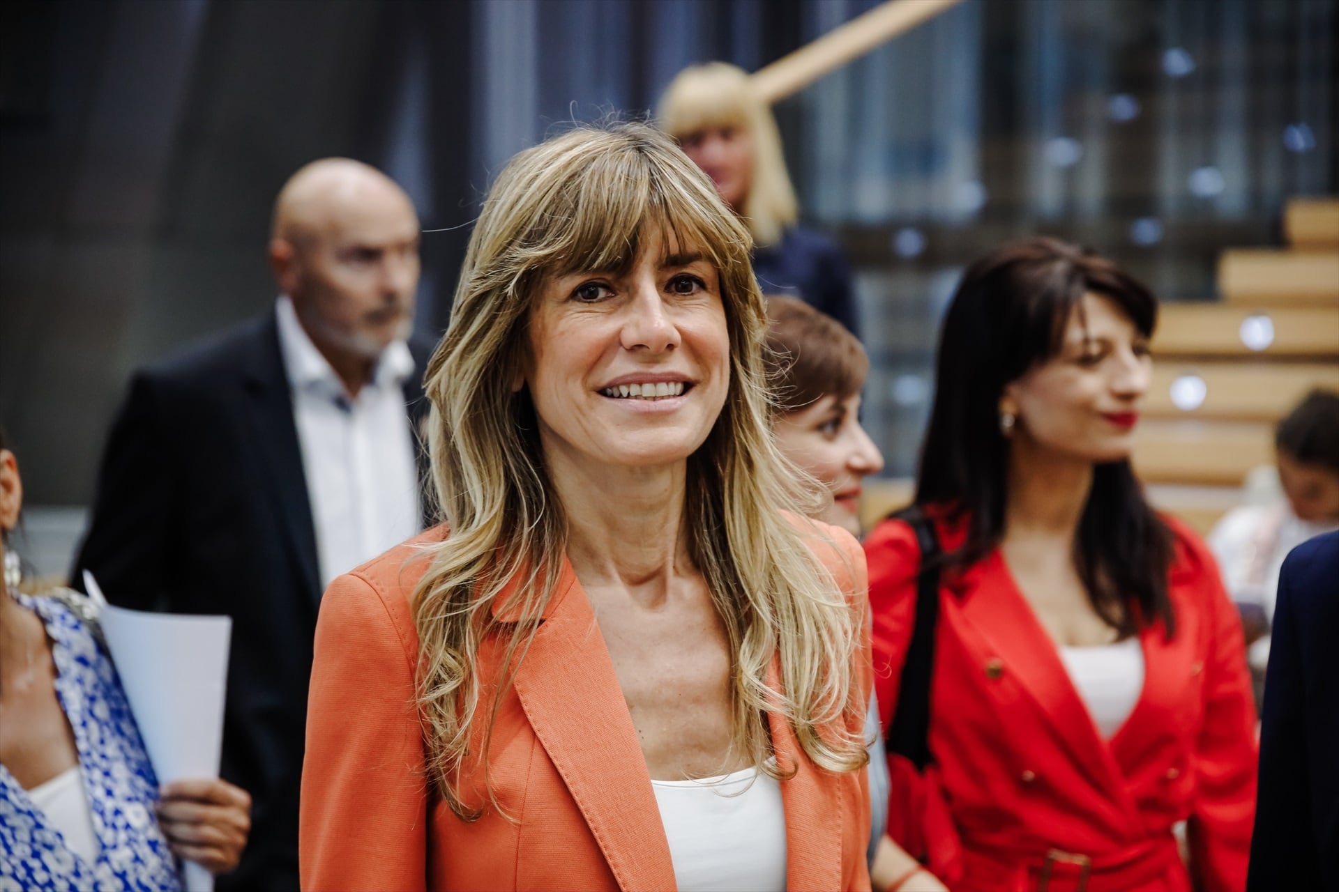 El ‘mareo’ del pasaporte de Begoña Gómez: un mes de retiradas, permisos para viajar, requerimientos judiciales y una devolución que continúa pendiente