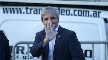 Luis Caputo llegando al evento