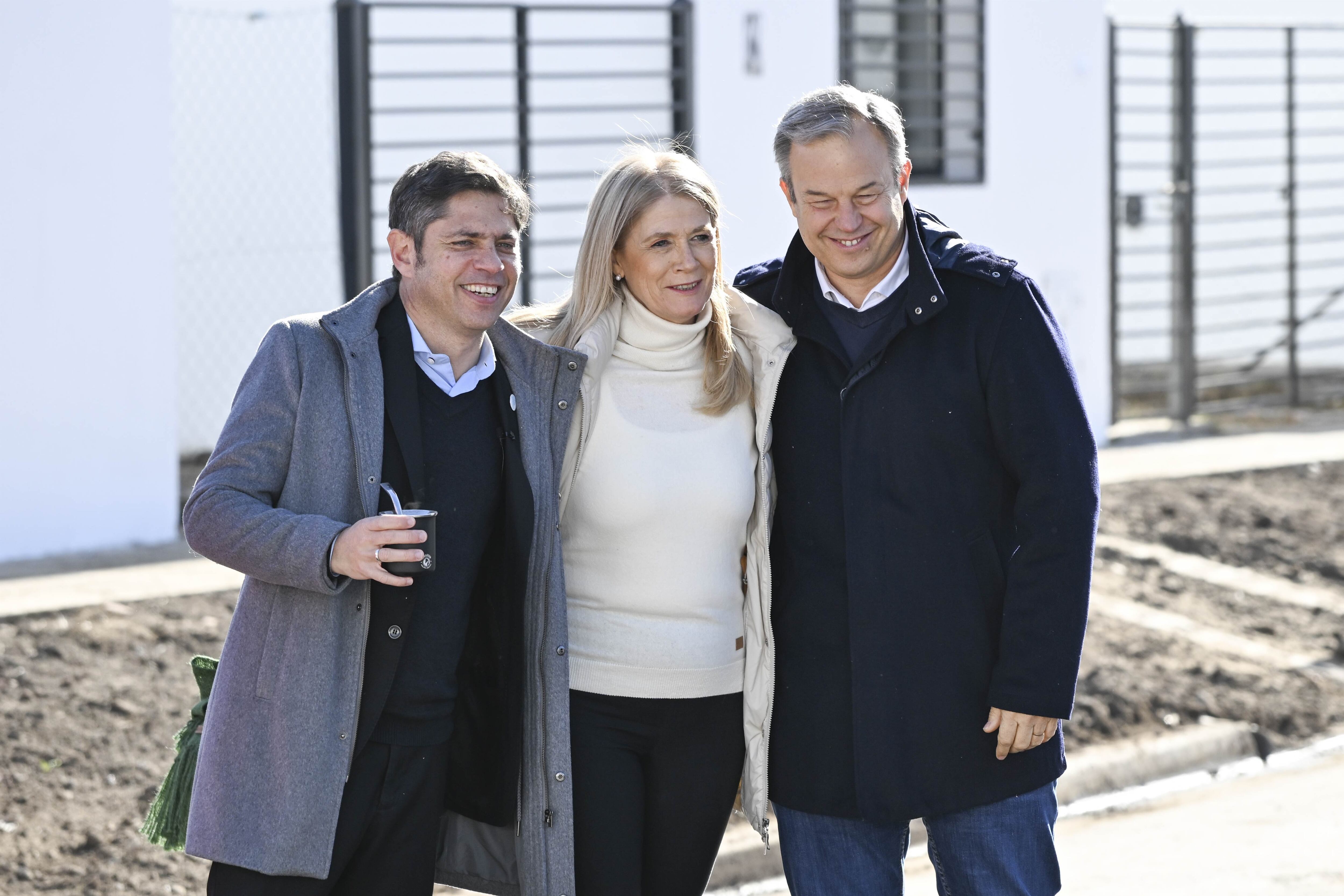Kicillof con la vicegobernadora, Verónica Magario y el intendente de Almirante Brown, Mariano Cascallares; ambos candidatos en la Tercera sección electoral de Fuerza Patria